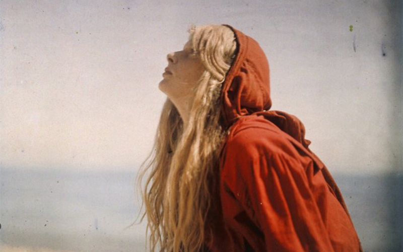Christina áo đỏ, chụp năm 1913. Ảnh chụp bởi: Mervyn O'Gorman