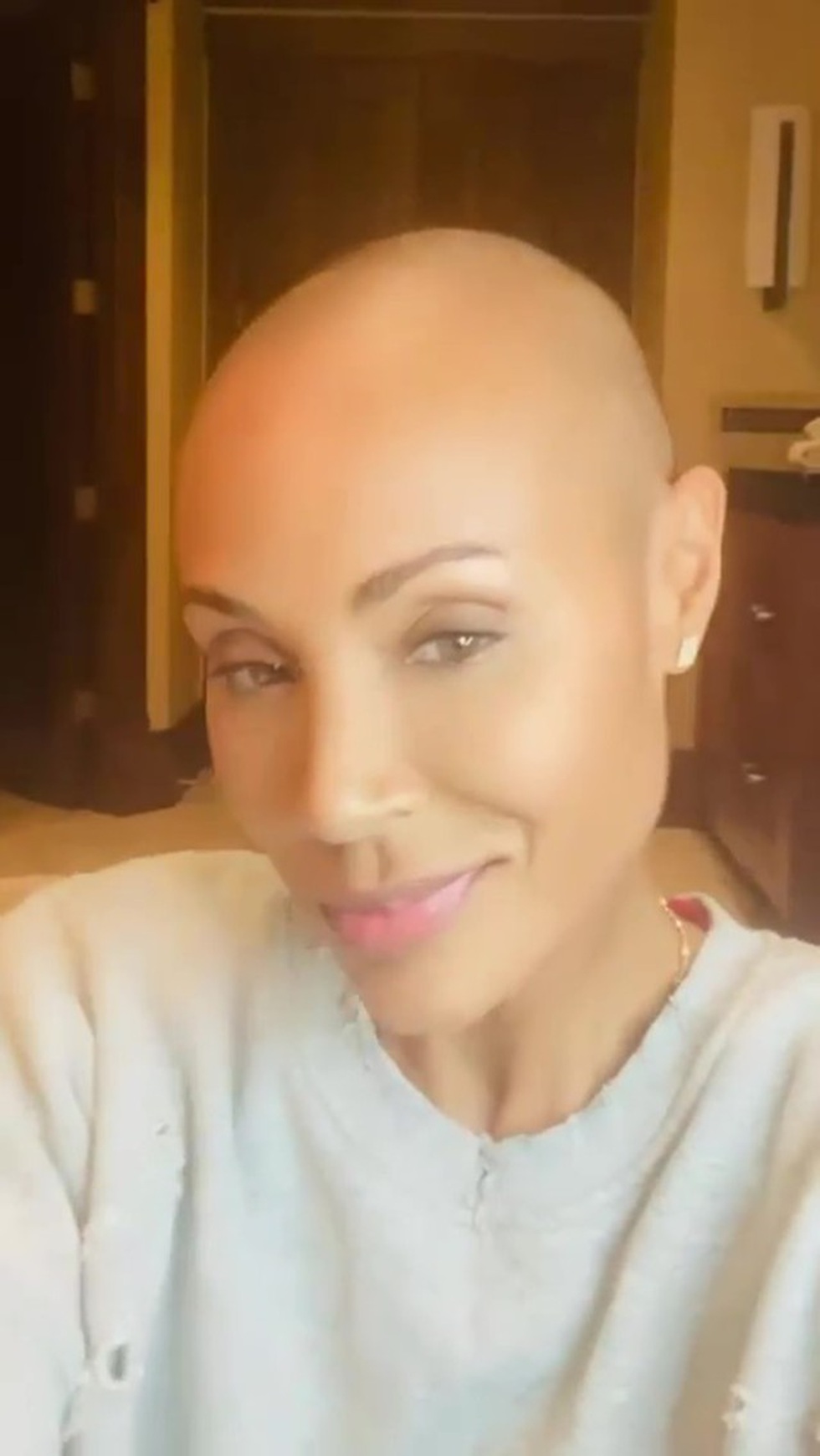 Jada khi thông báo trên Instagram về quyết định cạo đầu của mình