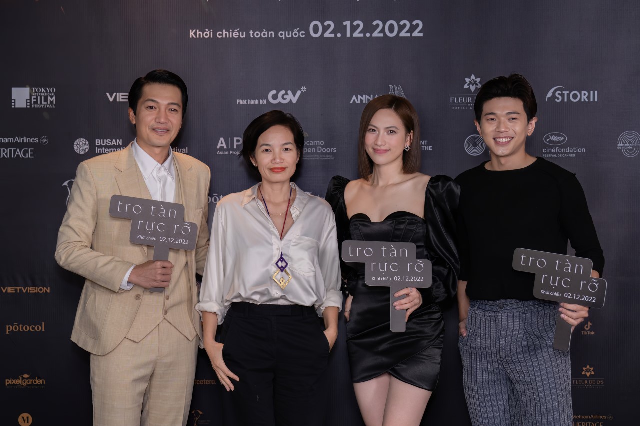 Từ trái sang: diễn viên Quang Tuấn, NSX Trần Thị Bích Ngọc, diễn viên Phương Anh Đào và Lê Công ...
