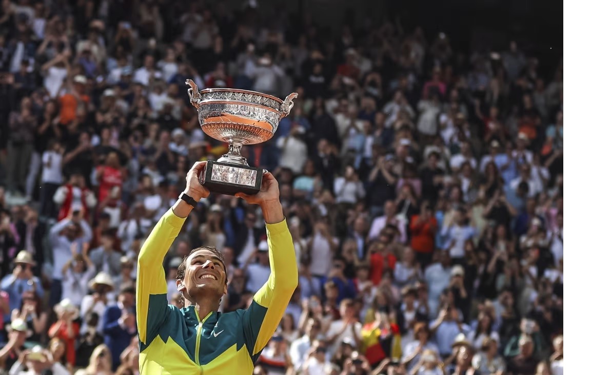Rafael Nadal với chiếc cúp La Coupe des Mousquetaires sau khi đánh bại Casper Ruud trong trận chung kết đơn nam.