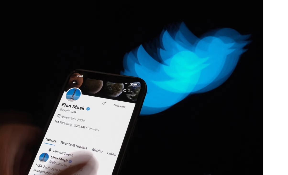 Twitter của Elon Musk hiển thị trên điện thoại thông minh phía trước logo Twitter vào ngày 8 7 ...