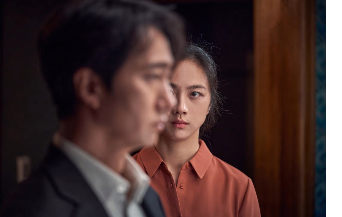 Thang Duy (phải) và Park Hae-il trong Decision to Leave của đạo diễn Park Chan-wook, bộ phim ...