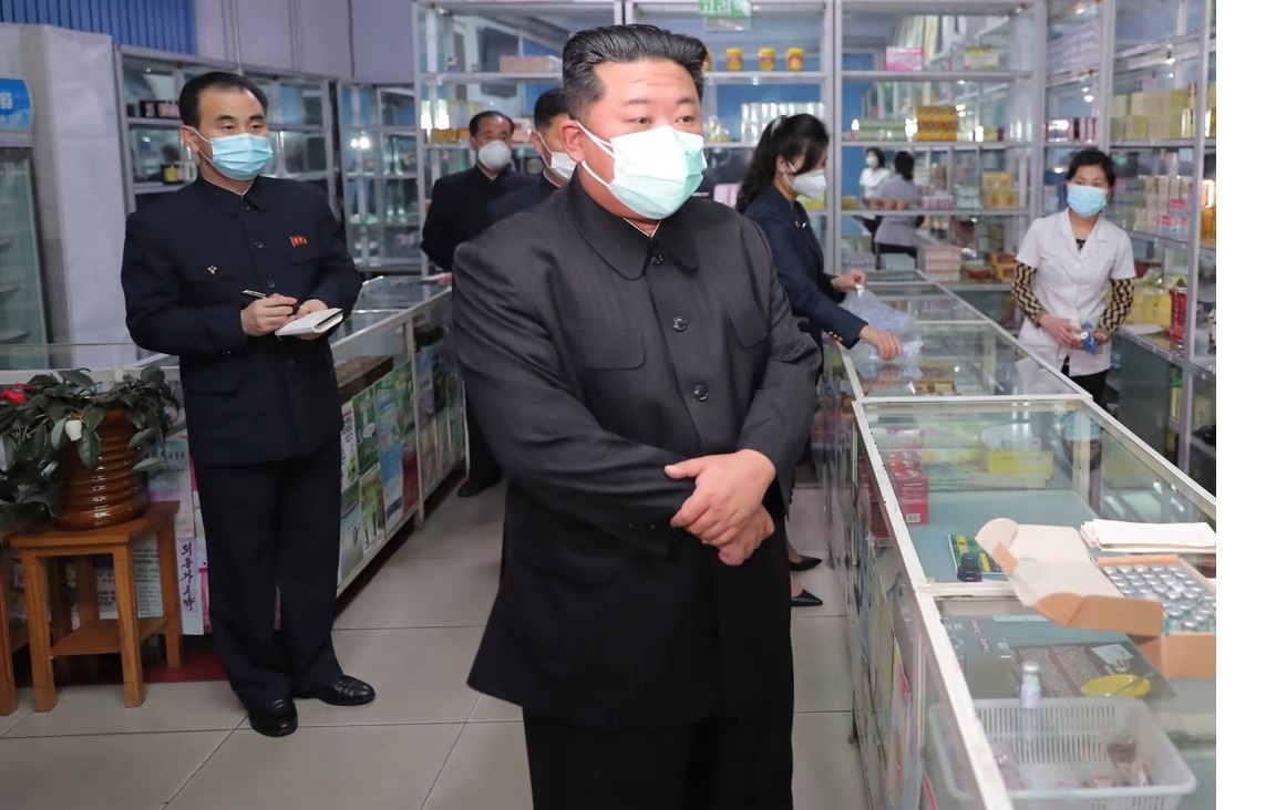 Nhà lãnh đạo Triều Tiên Kim Jong-un đeo khẩu trang khi thị sát một hiệu thuốc ở Bình Nhưỡng, Triều Tiên hôm Chủ nhật 