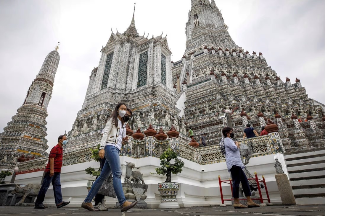 Khách du lịch tại Wat Arun, ở Bangkok, Thái Lan