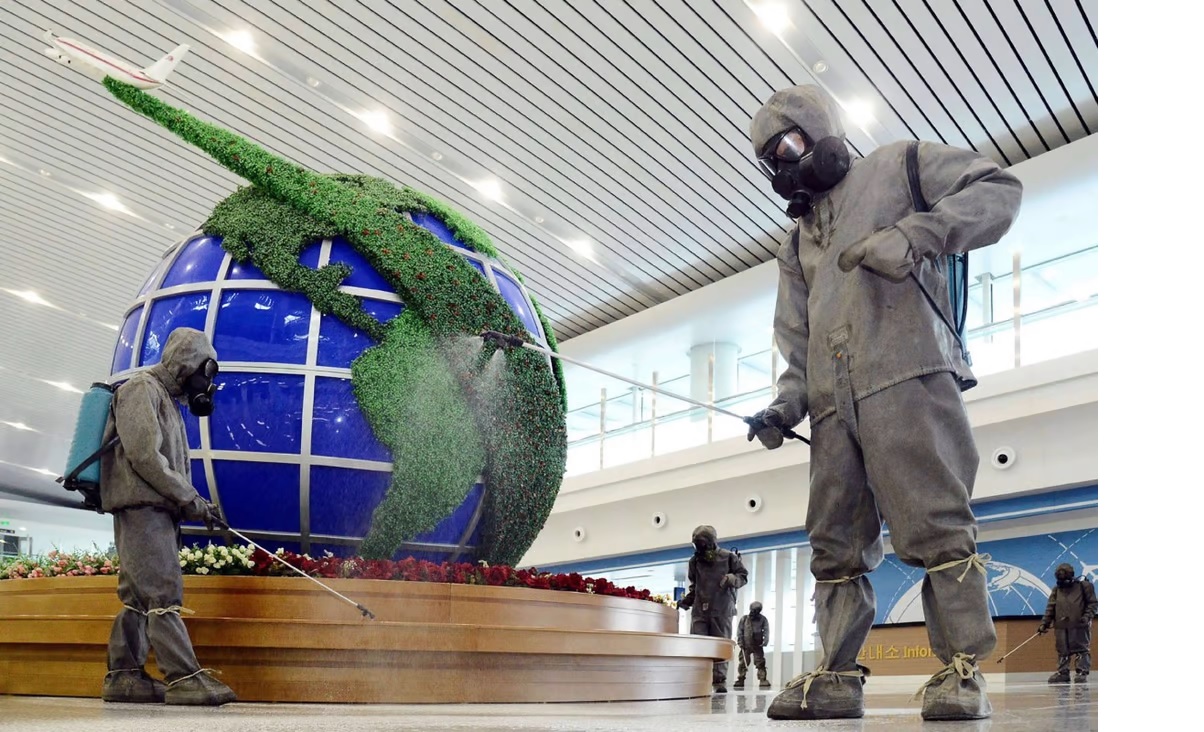 Khử trùng bên trong sân bay quốc tế Bình Nhưỡng, Triều Tiên như một phần của các biện pháp của ...