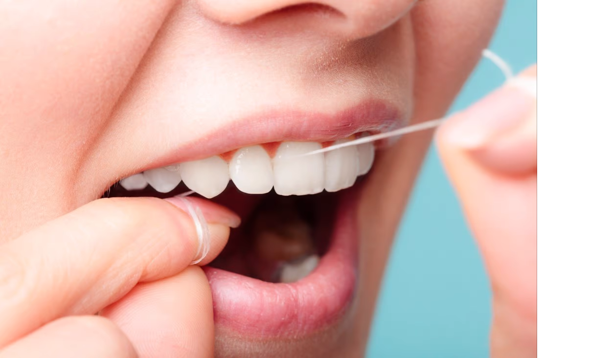 Vệ sinh răng miệng tốt là điều cần thiết để giảm viêm và làm chậm sự khởi phát của các bệnh mãn ...