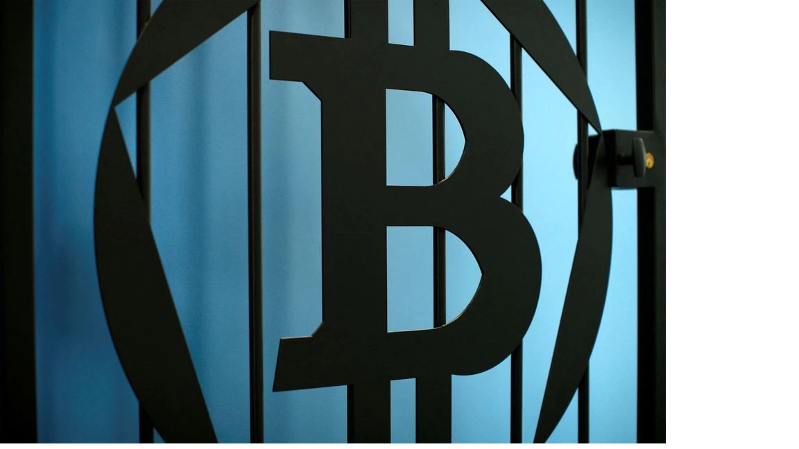  Logo của bitcoin trên một cánh cửa trong một bức ảnh minh họa được chụp tại La Maison du ở 11  ...