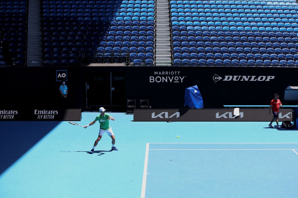 Tay vợt người Serbia Novak Djokovic tập luyện tại  Melbourne Park