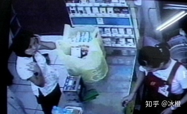 Lâm Chân Mễ bị camera quay cảnh mua đồ dùng gây án