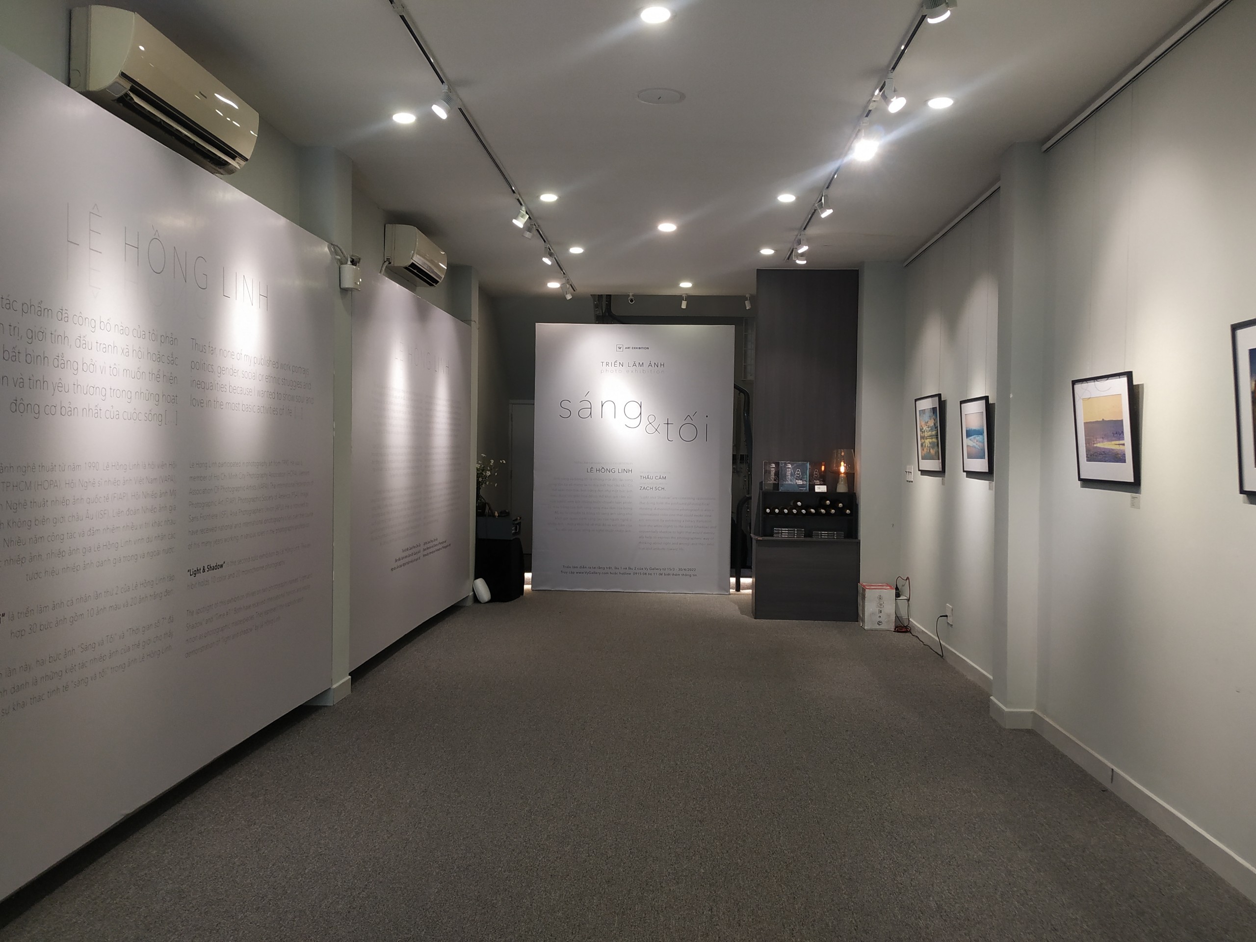 Triển lãm được trưng bày ở tầng trệt, tầng 1 và tầng 2 nha