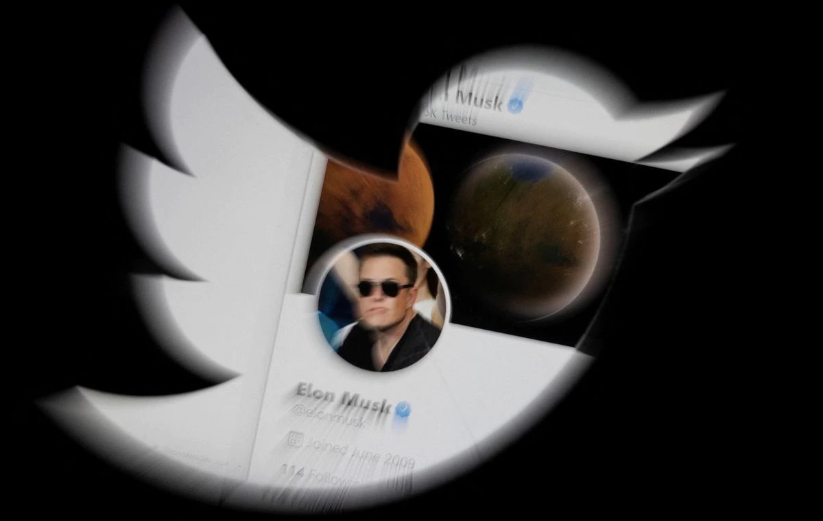Tài khoản twitter của Elon Musk được nhìn thấy qua logo Twitter trong hình minh họa, ngày 25 4 ...