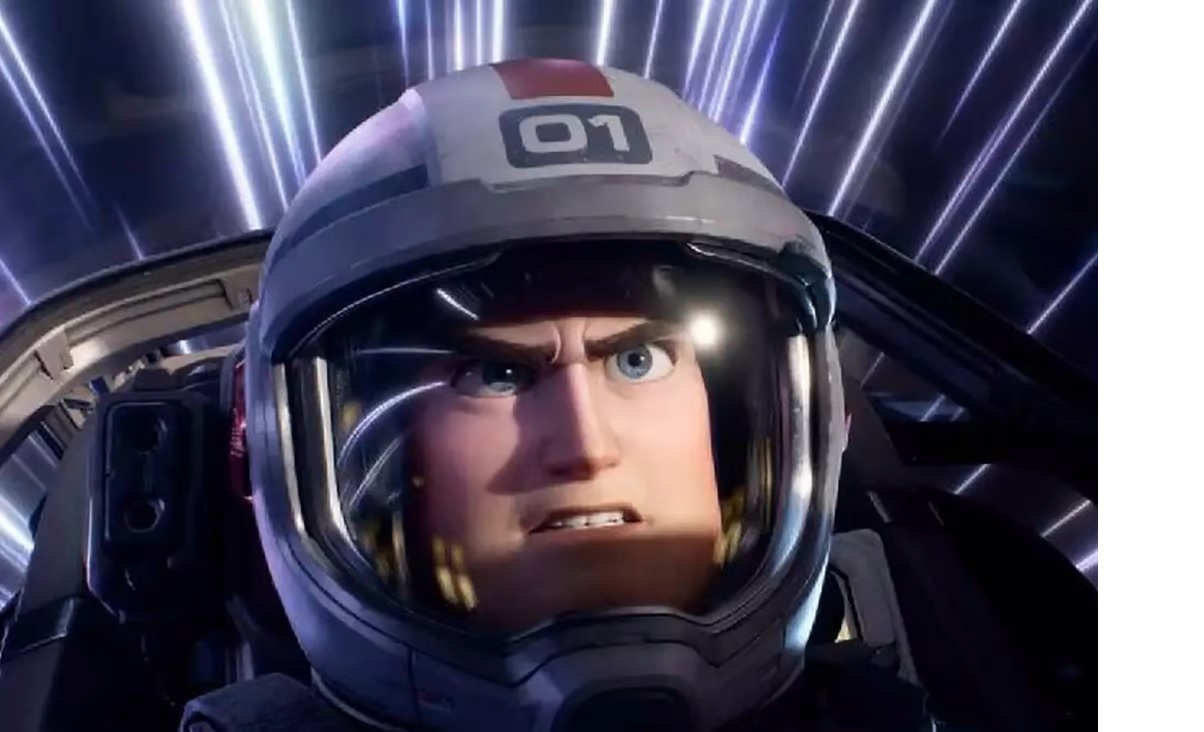 Cảnh sát không gian huyền thoại Buzz Lightyear được lồng tiếng bởi Chris Evans. 
