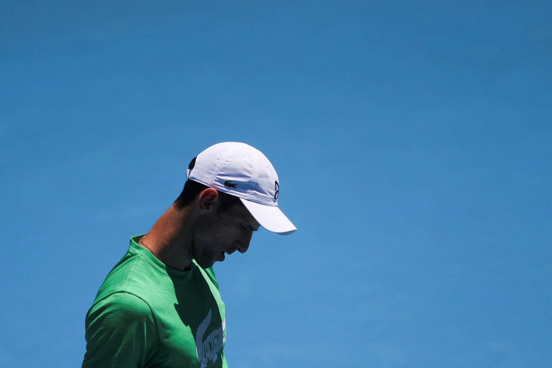 Tay vợt người Serbia Novak Djokovic tập luyện tại Công viên Melbourne